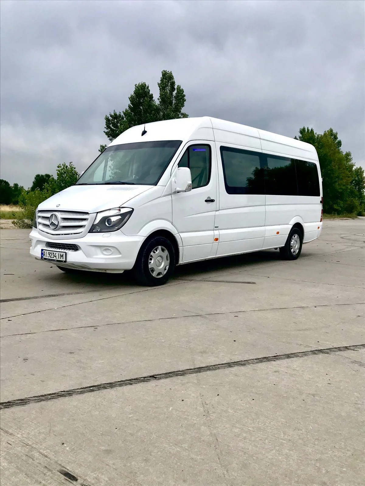Білий Mercedes Sprinter зі світлим VIP-салоном