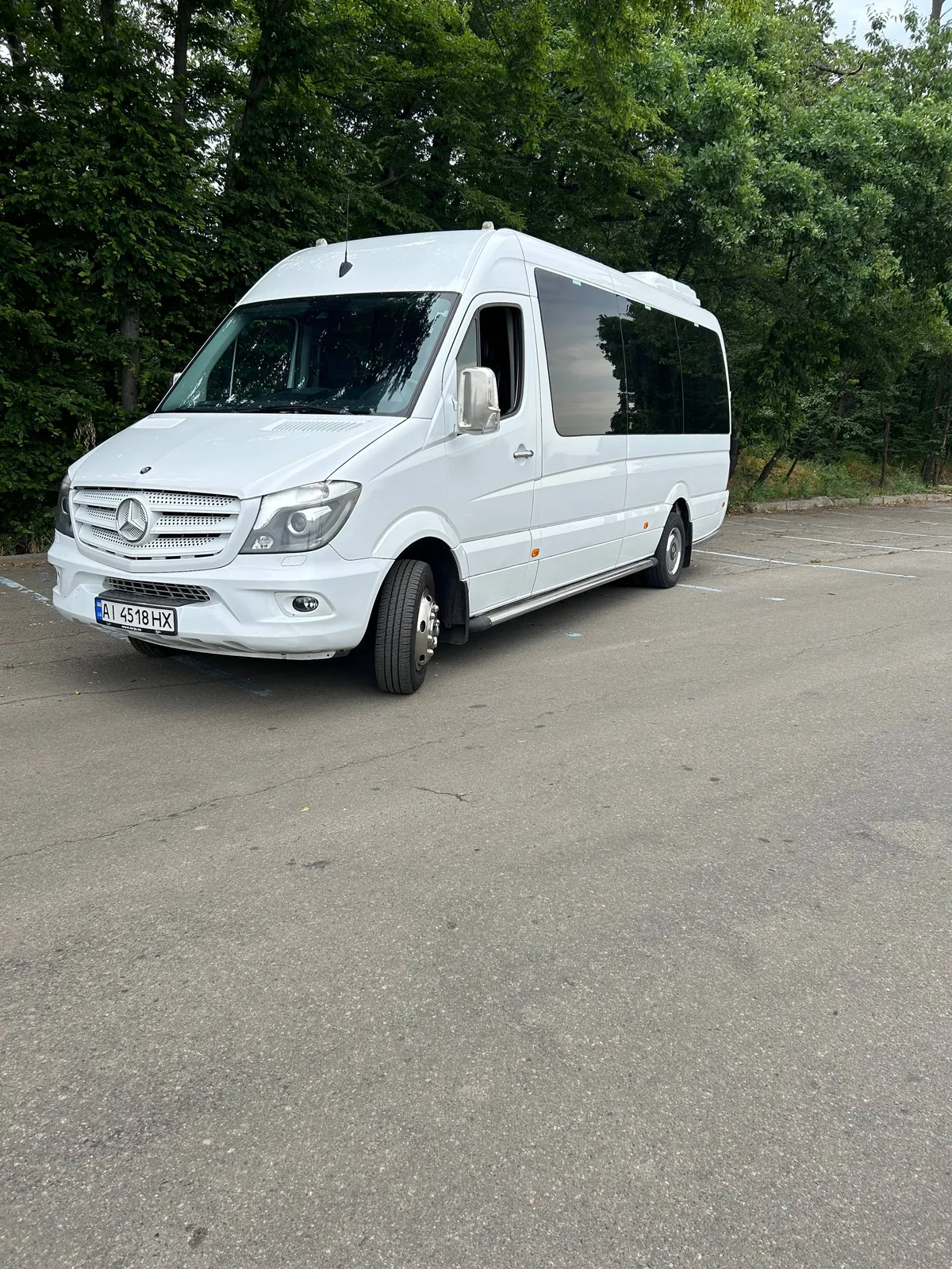 Білий Mercedes Sprinter з великим пасажирським салоном