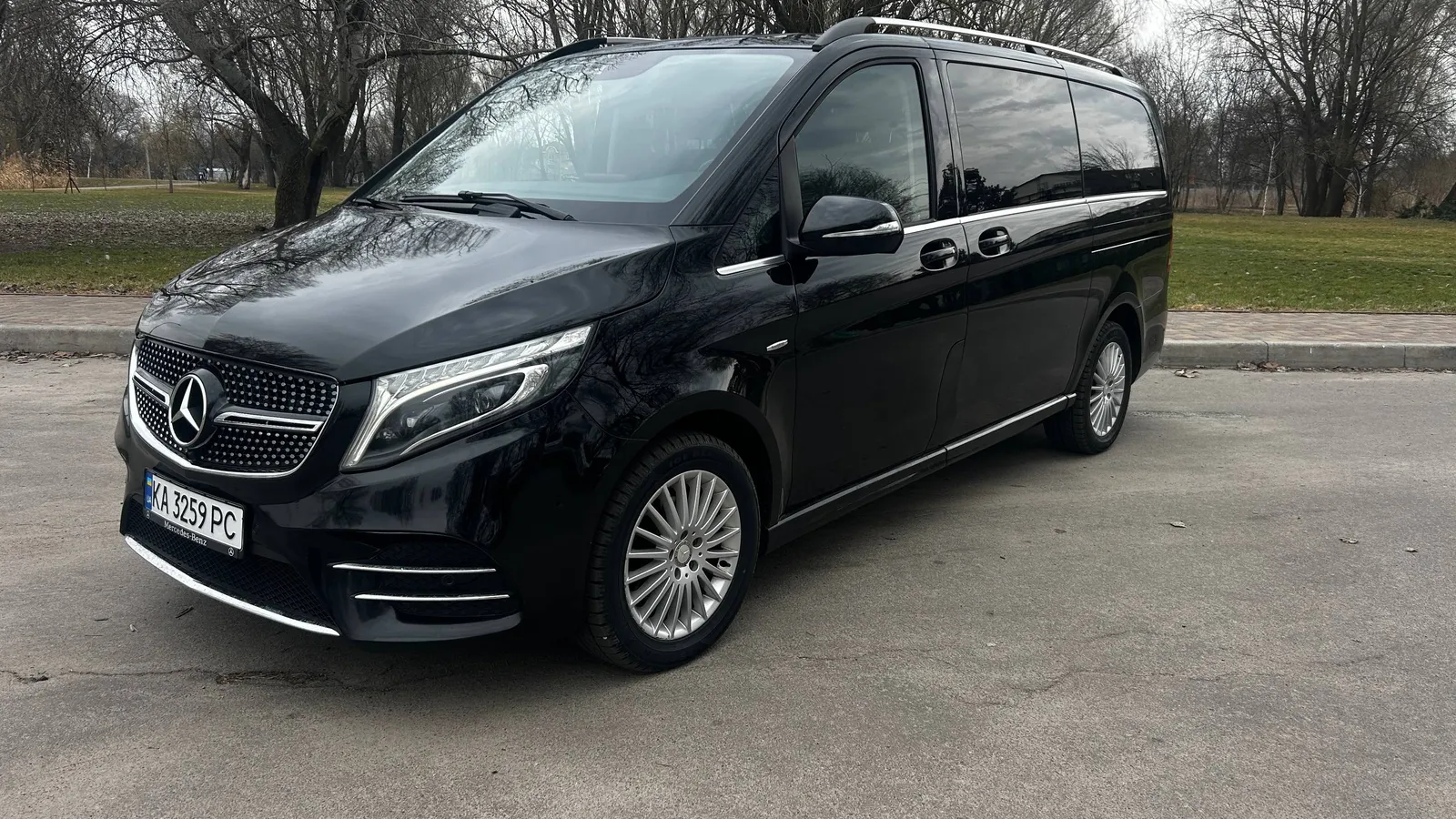 Чорний Mercedes-Benz V-Class з водієм
