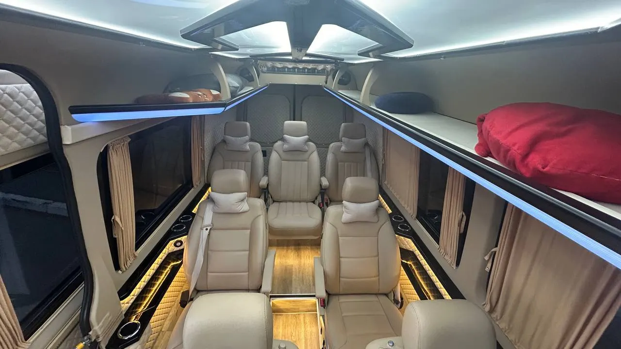 Світлий пасажирський салон Mercedes Sprinter